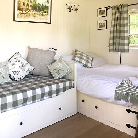 Beautiful Shepherd'S Hut - Lois Weedon Weston  Eksteriør billede