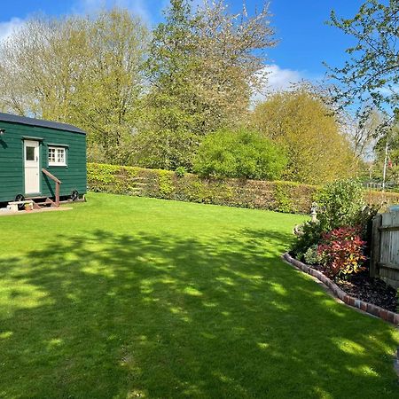 Beautiful Shepherd'S Hut - Lois Weedon Weston  Eksteriør billede