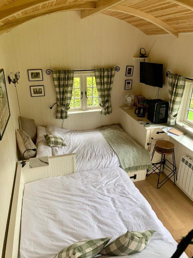 Beautiful Shepherd'S Hut - Lois Weedon Weston  Eksteriør billede