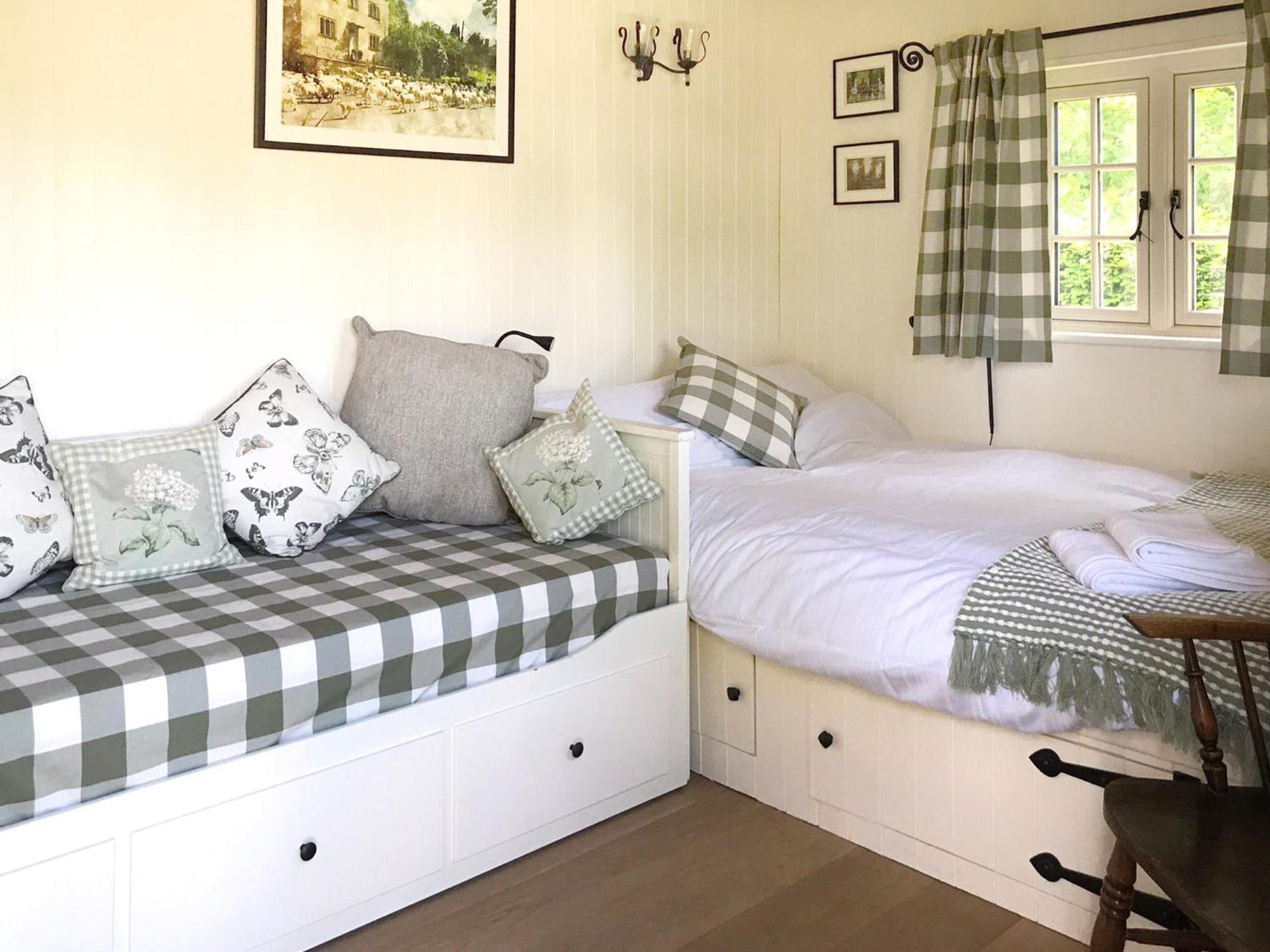 Beautiful Shepherd'S Hut - Lois Weedon Weston  Eksteriør billede