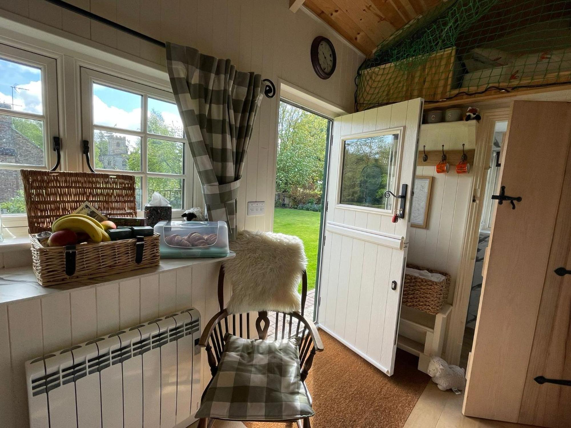 Beautiful Shepherd'S Hut - Lois Weedon Weston  Eksteriør billede