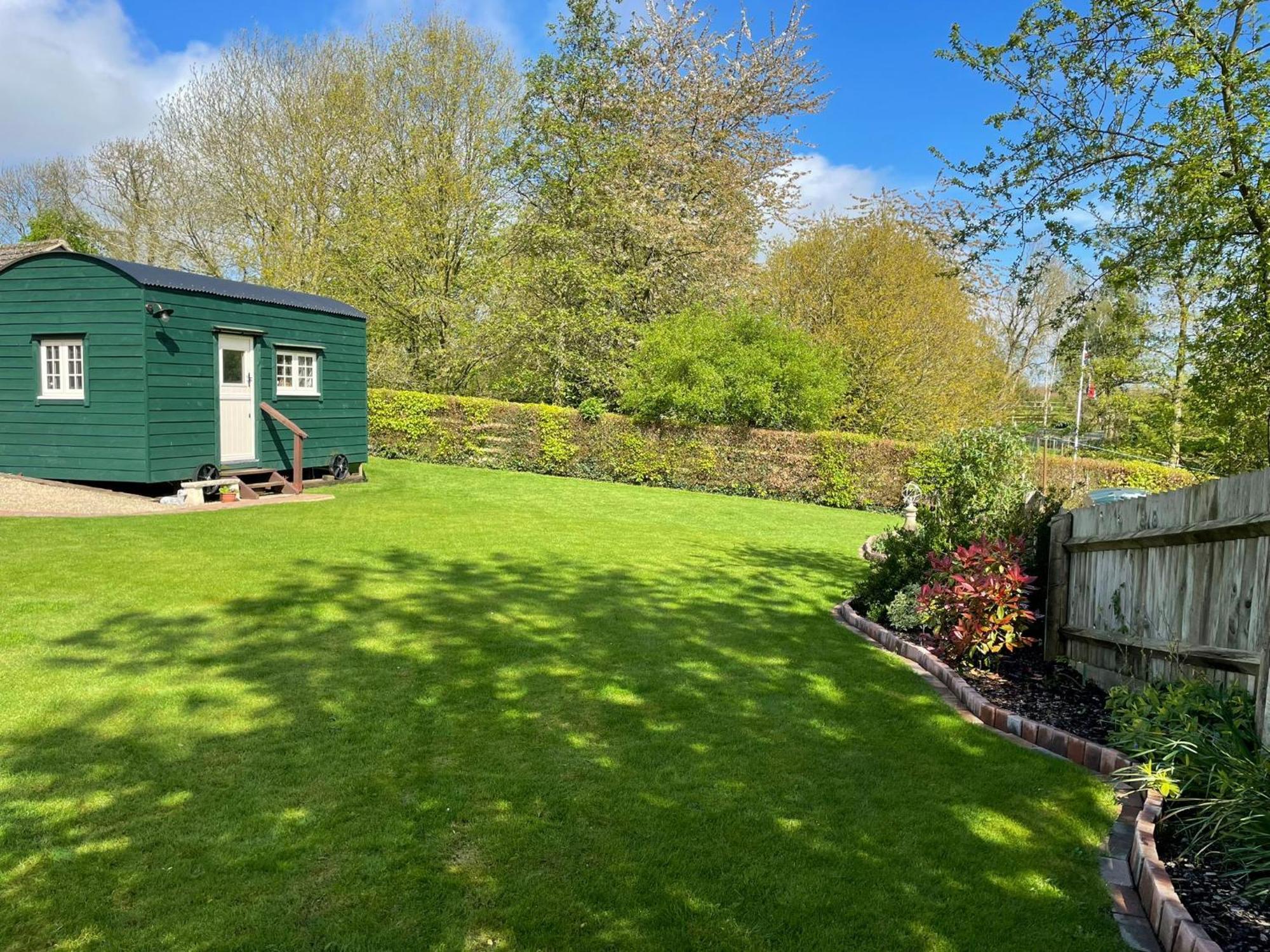Beautiful Shepherd'S Hut - Lois Weedon Weston  Eksteriør billede