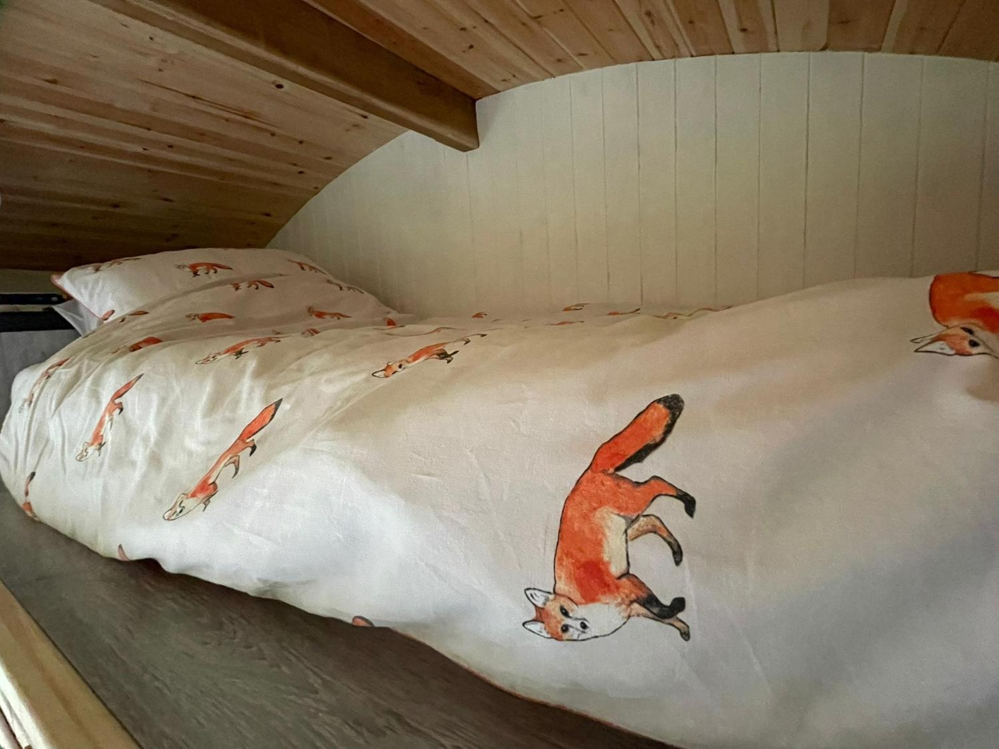 Beautiful Shepherd'S Hut - Lois Weedon Weston  Eksteriør billede