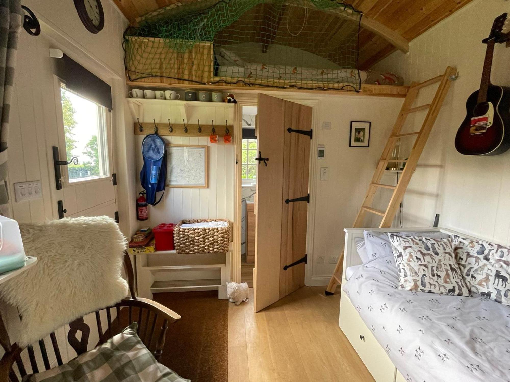 Beautiful Shepherd'S Hut - Lois Weedon Weston  Eksteriør billede