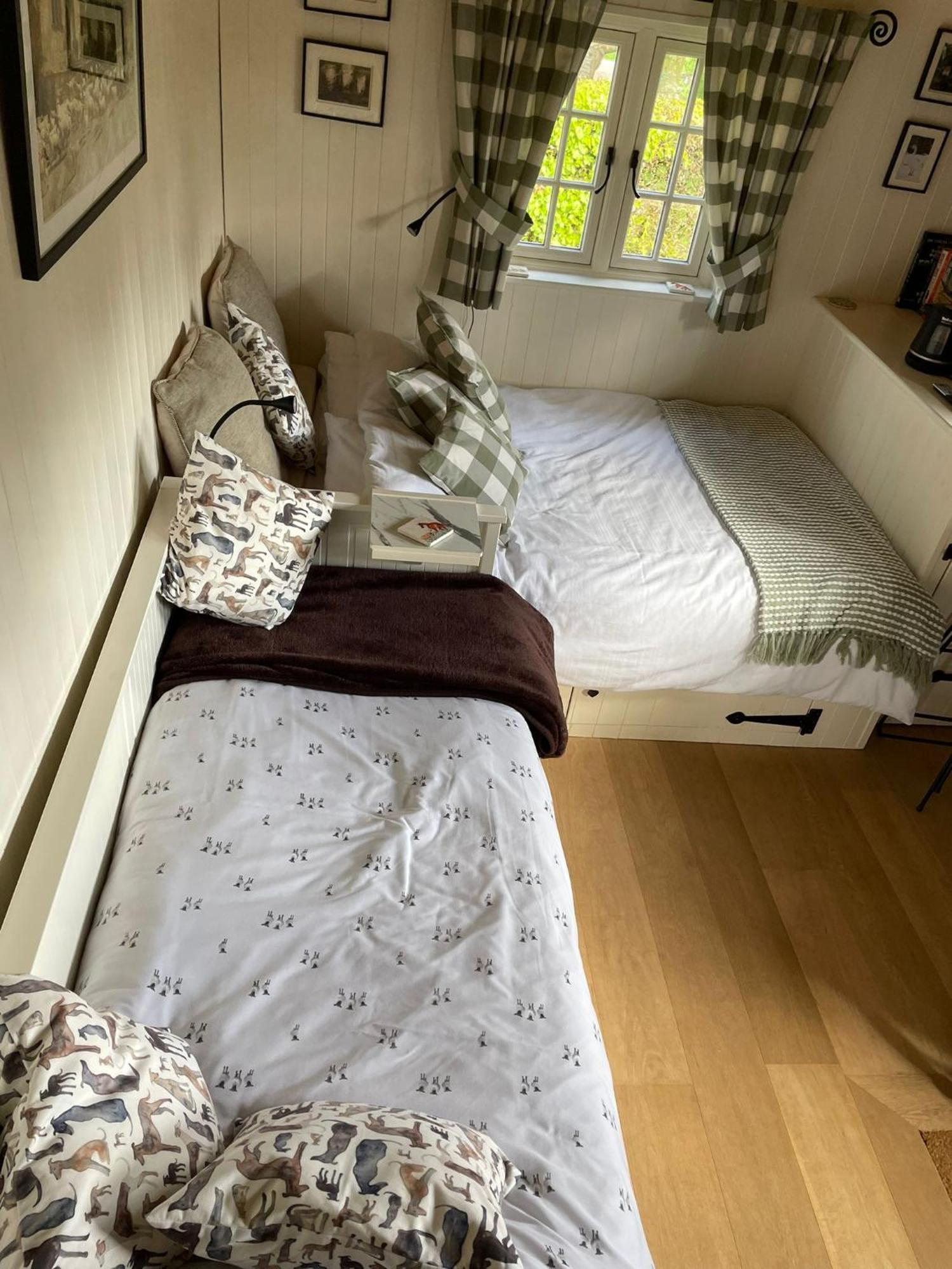 Beautiful Shepherd'S Hut - Lois Weedon Weston  Eksteriør billede
